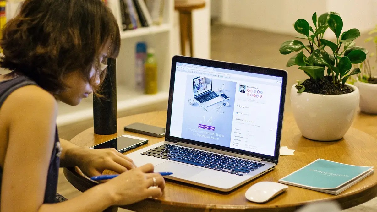 Une femme qui suit une formation en ligne sur son ordinateur portable