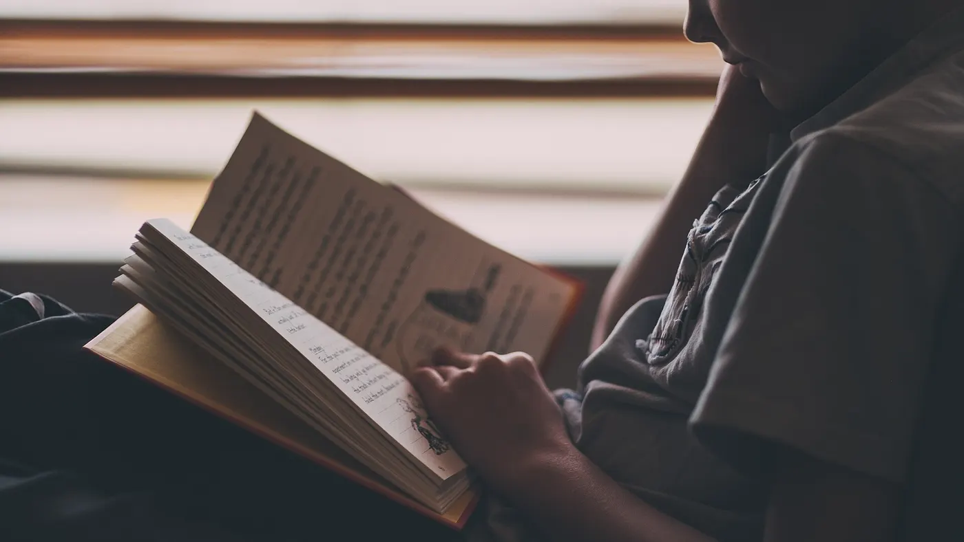 Un enfant qui tient un livre ouvert