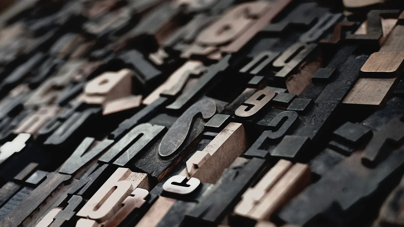 Des lettres d’imprimerie en bois, en gros plan