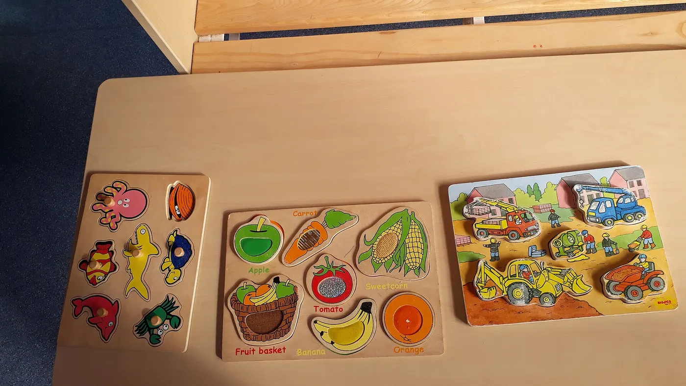 Des puzzles à encastrement en bois posés sur une table