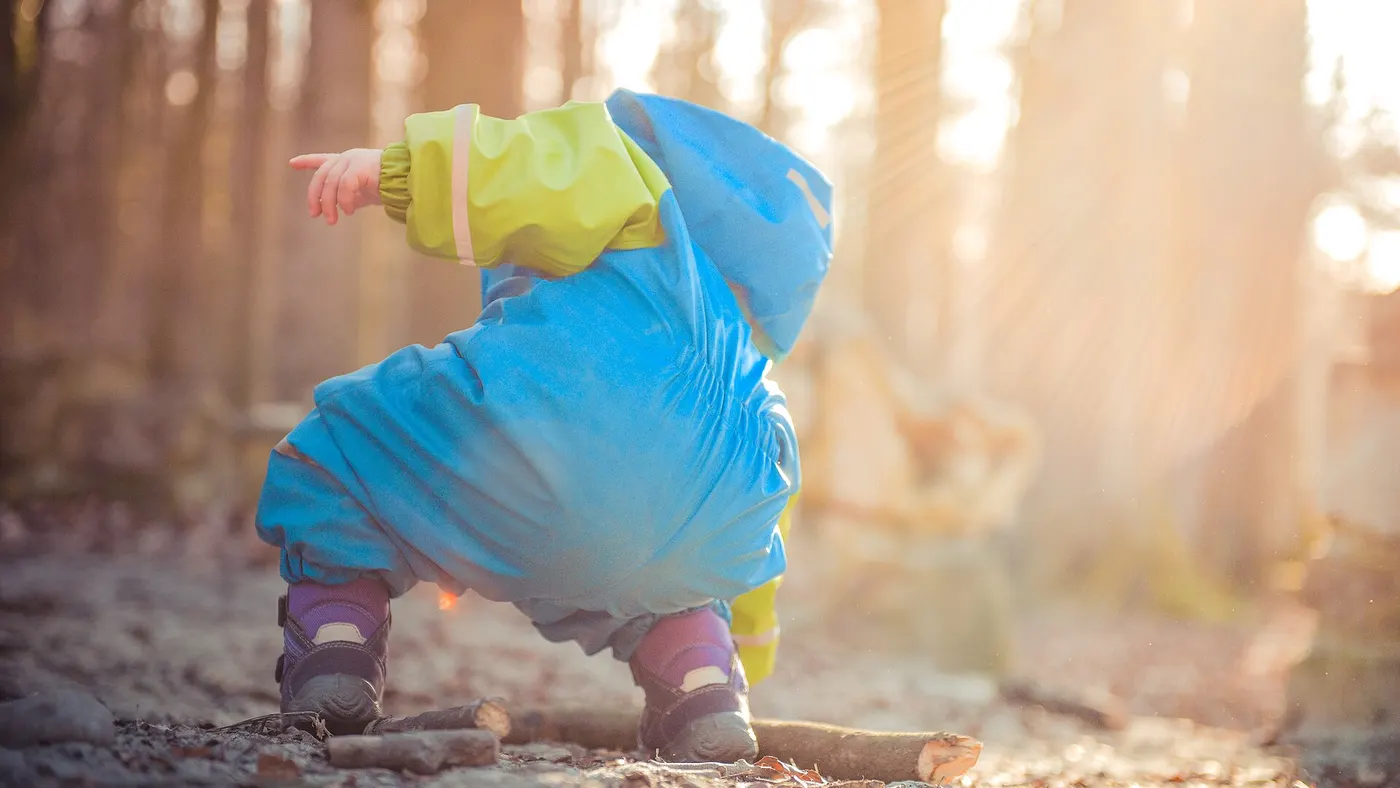 Un tout-petit qui explore la nature dans la lumière du soir