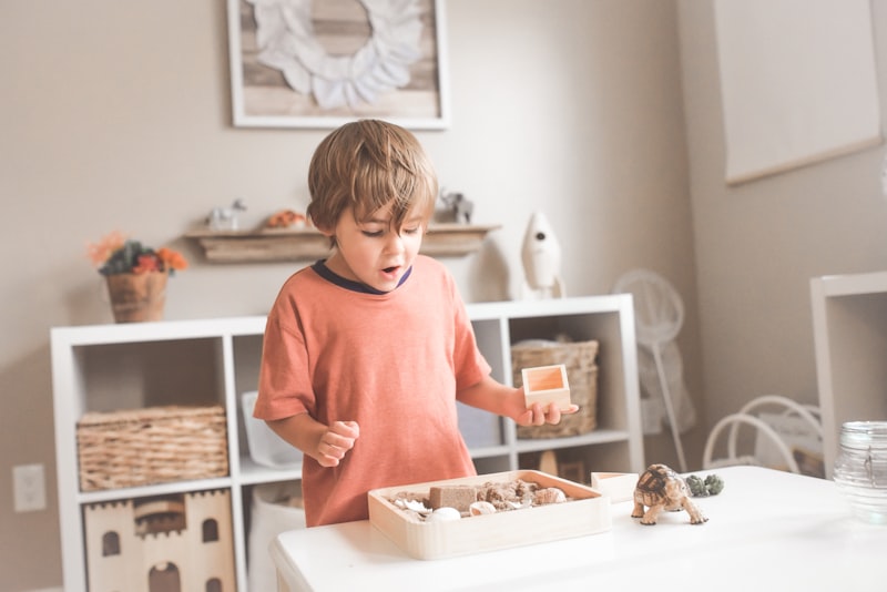 Bebe explorant du materiel Montessori en bois