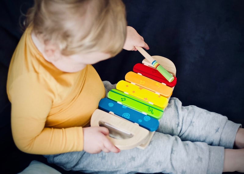 Enfant manipulant du materiel sensoriel Montessori dans un environnement prepare