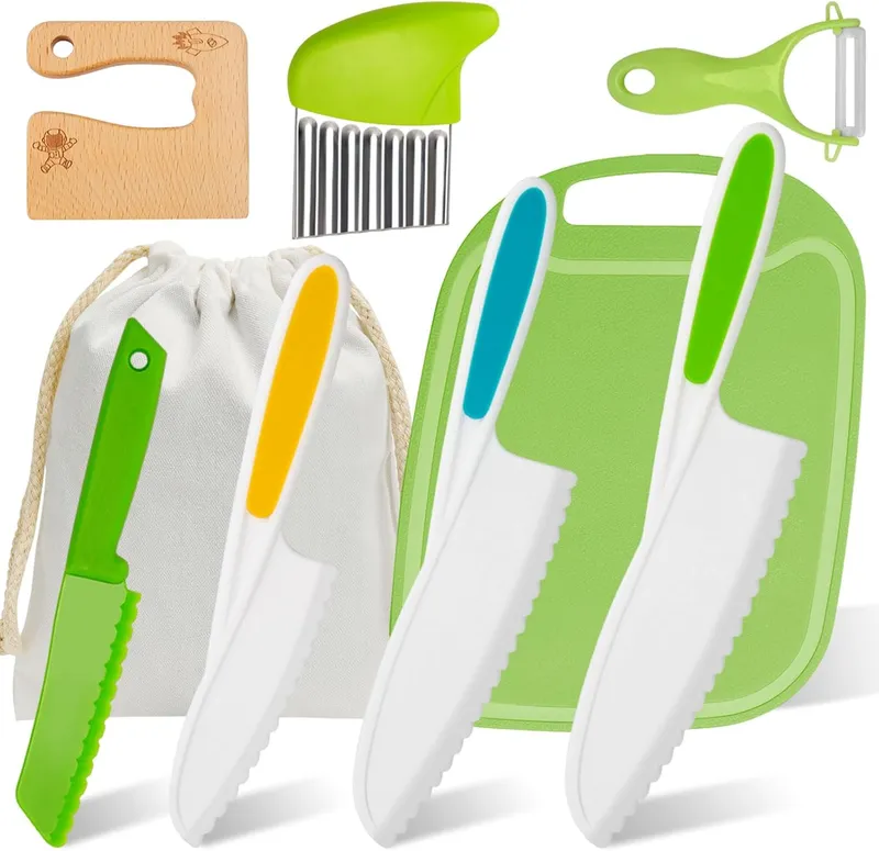 UMILKI Lot de 8 Couteau Cuisine Enfant Pour Couper et Cuire Des Fruits ou Légumes, Montessori Avec Éplucheur, Planche à Découpe et Sac de Rangement en Bois